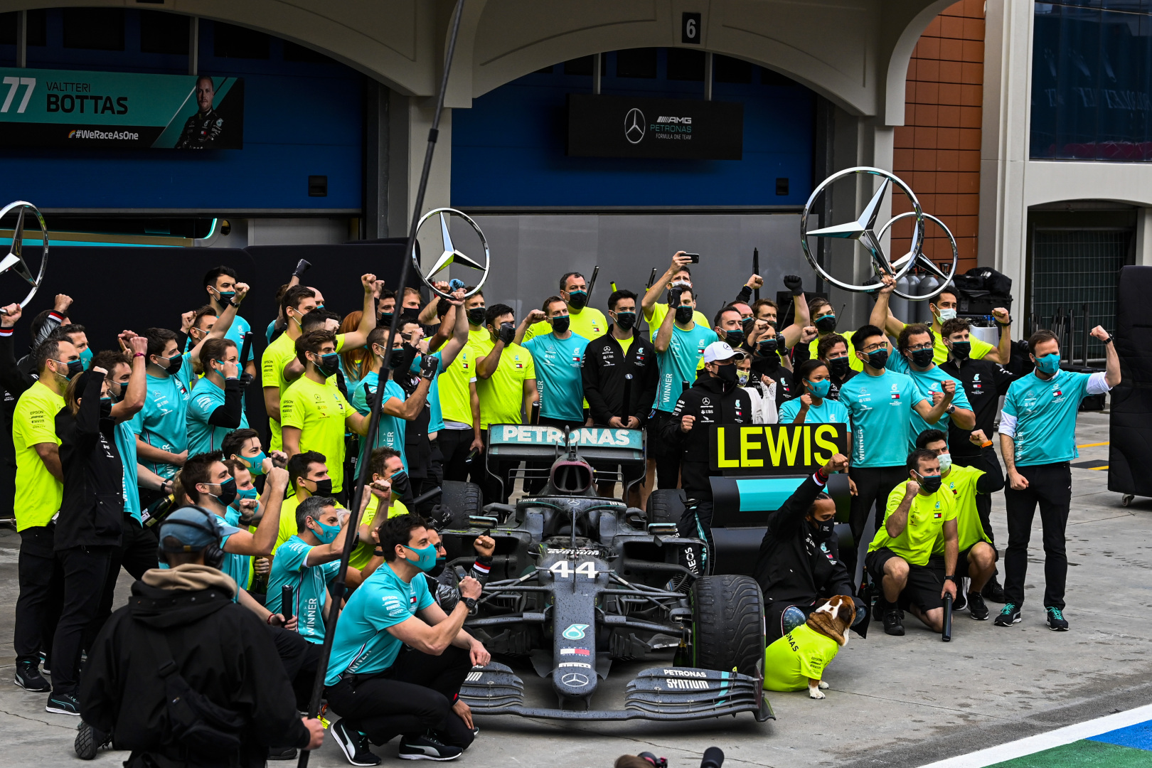 Komoly nehézségeket okozhat a Mercedesnek a költségvetési plafon