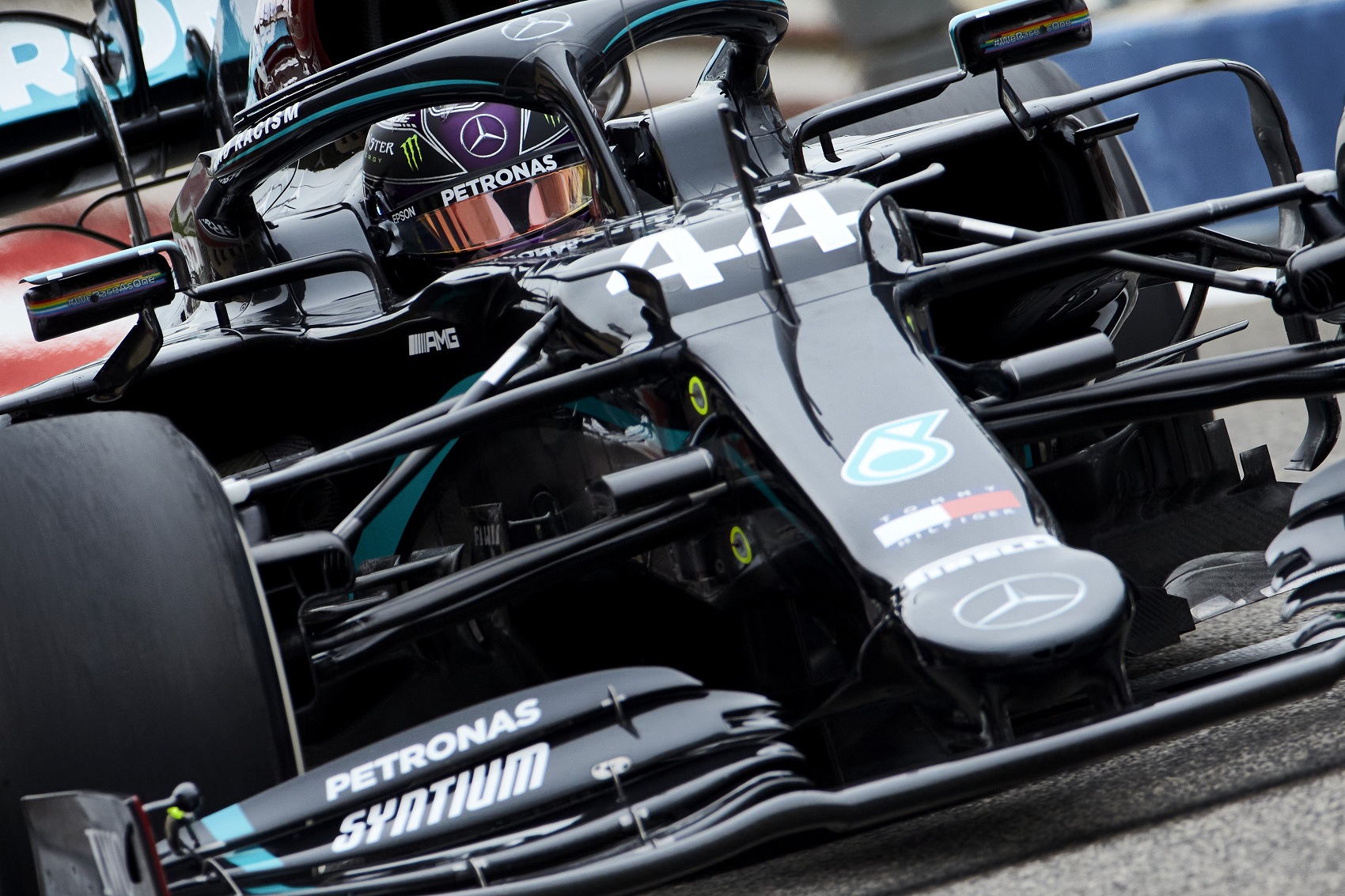 Hamilton végzett az élen a második edzésen, Albon falnak csapta autóját