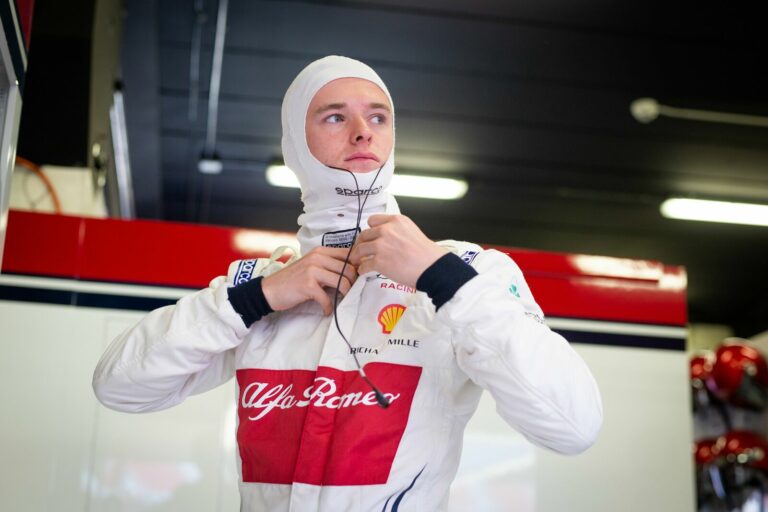 Ilott tesztel az Alfa Romeóval Abu Dhabiban