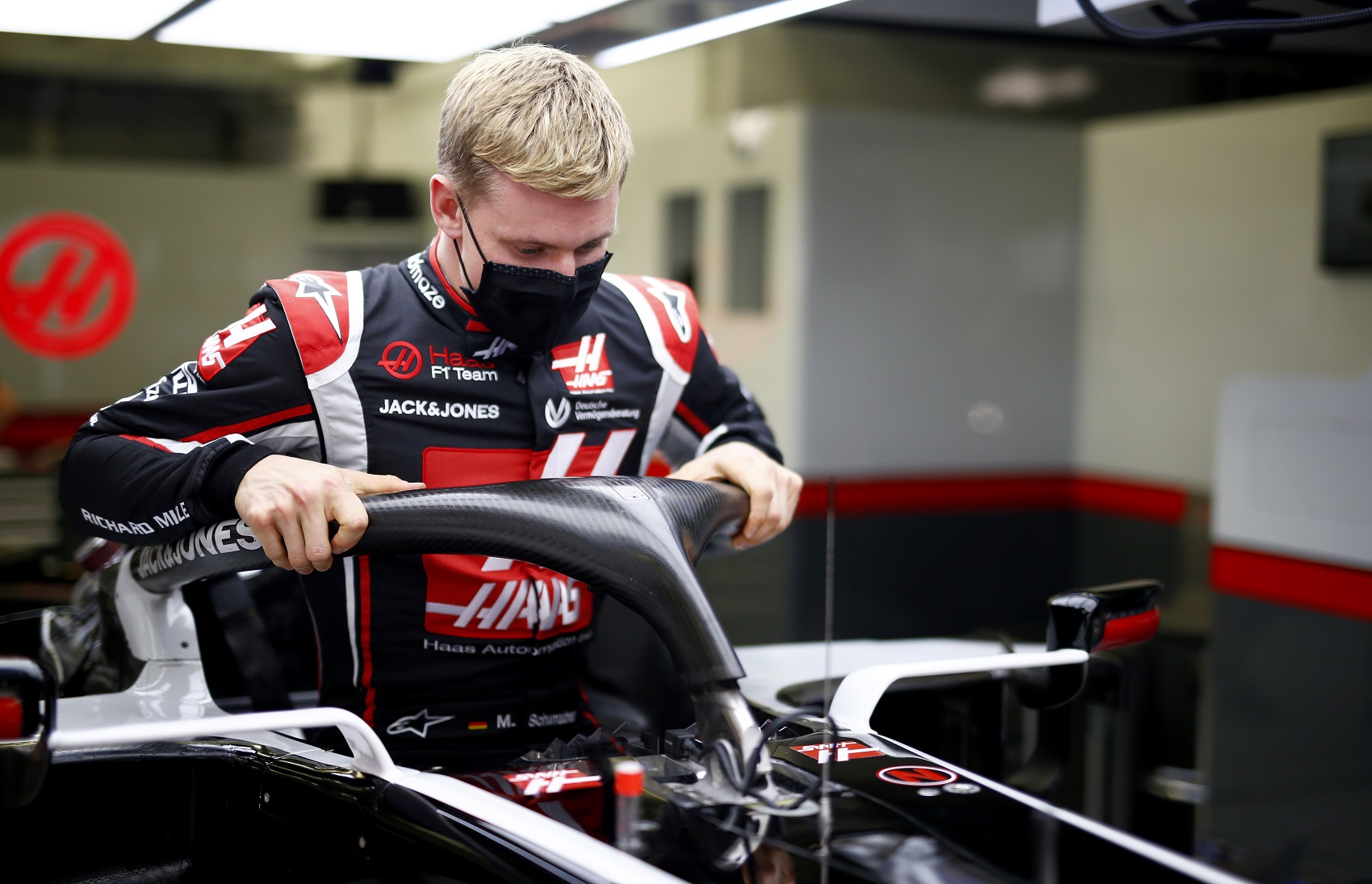 Akár Schumacher is beülhet Grosjean helyére Abu Dhabiban!