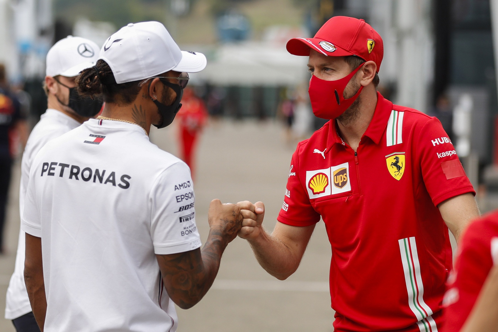 A Ferrari döntése után Lewis Hamilton biztatta Sebastian Vettelt