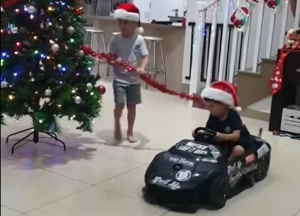 Ilyen profin még tuti nem díszítettél karácsonyfát!