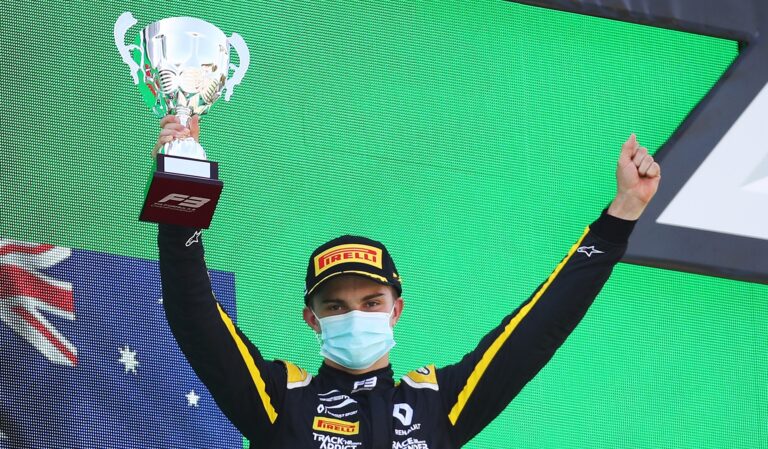 Piastri Schumacher vagy Shwartzman helyét veheti majd át a Premánál