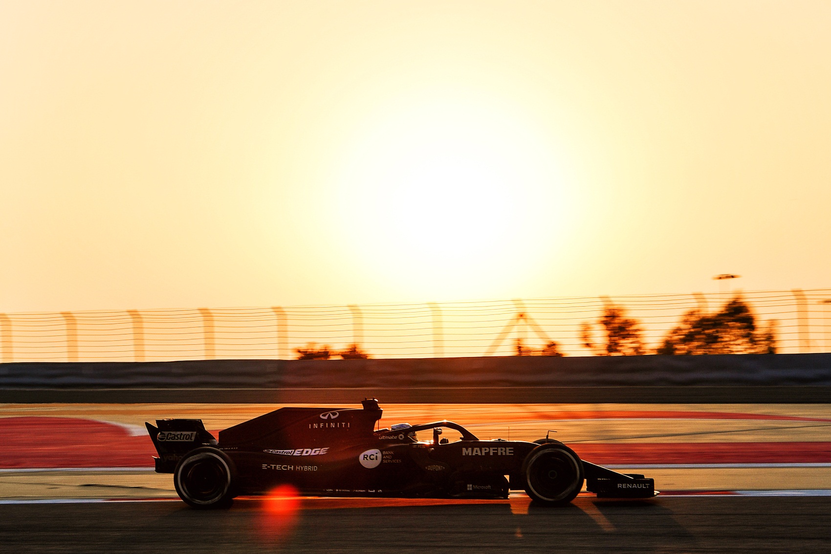 Döntött az FIA: Nem tesztelhet Sainz, Ricciardo és Vettel