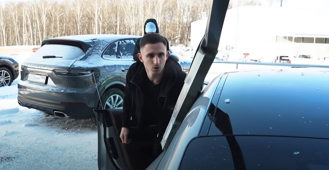 Az orosz vlogger az ablakon át távozott a szalonból egy Porschéval