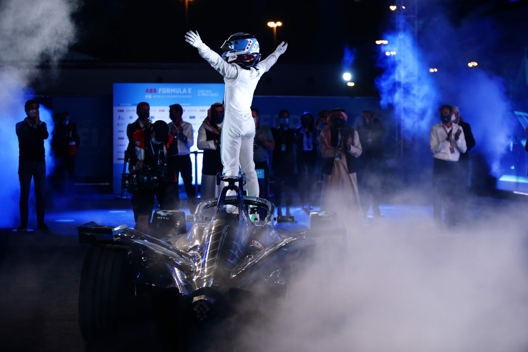 Nyck de Vries nyerte a Formula E első éjszakai versenyét