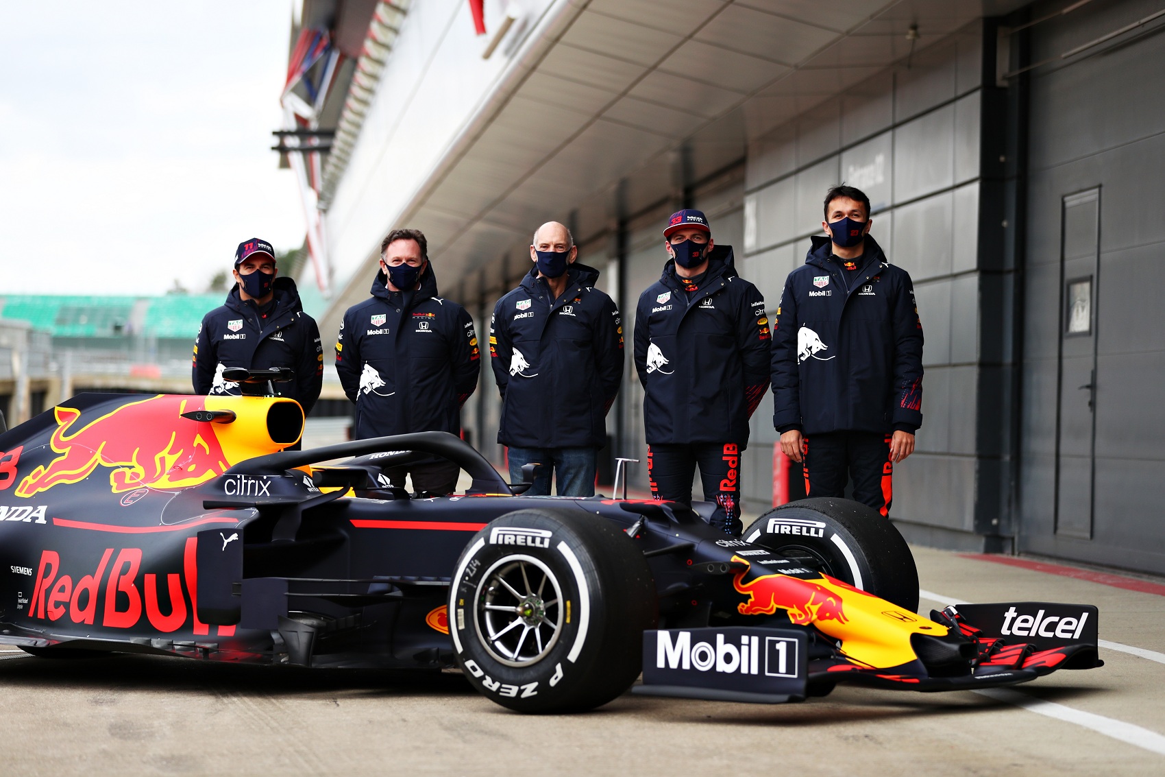 Bajban a Red Bull? Szakértők szerint nehéz vezetni az RB16B-t