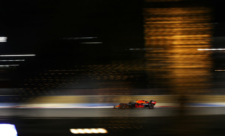 Verstappen sérült padlólemezzel verte meg a Mercedeseket