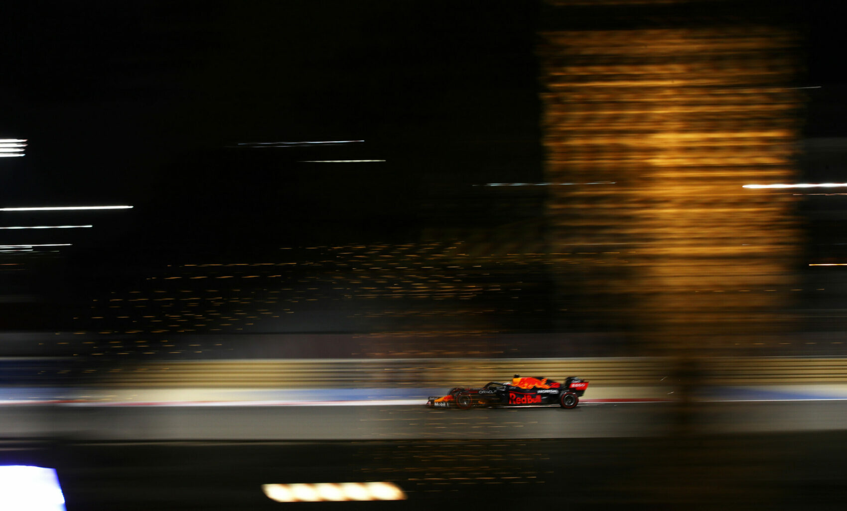 Verstappen sérült padlólemezzel verte meg a Mercedeseket