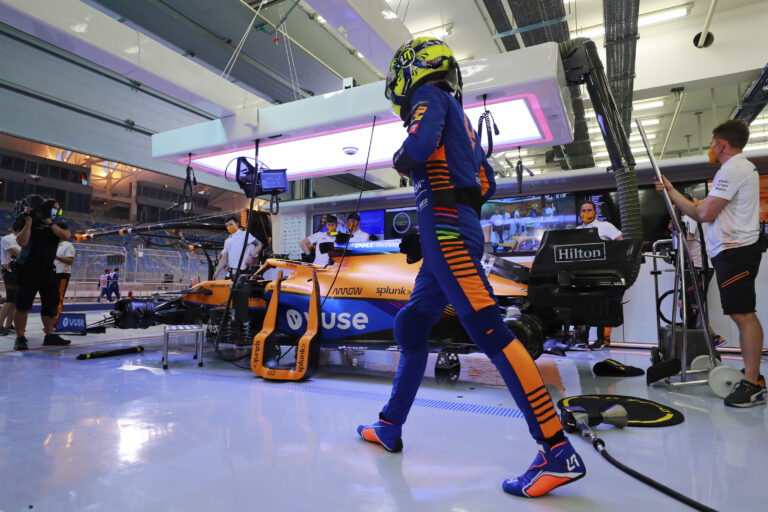 Lando Norris, McLaren MCL35M, in the garage, racingline.hu