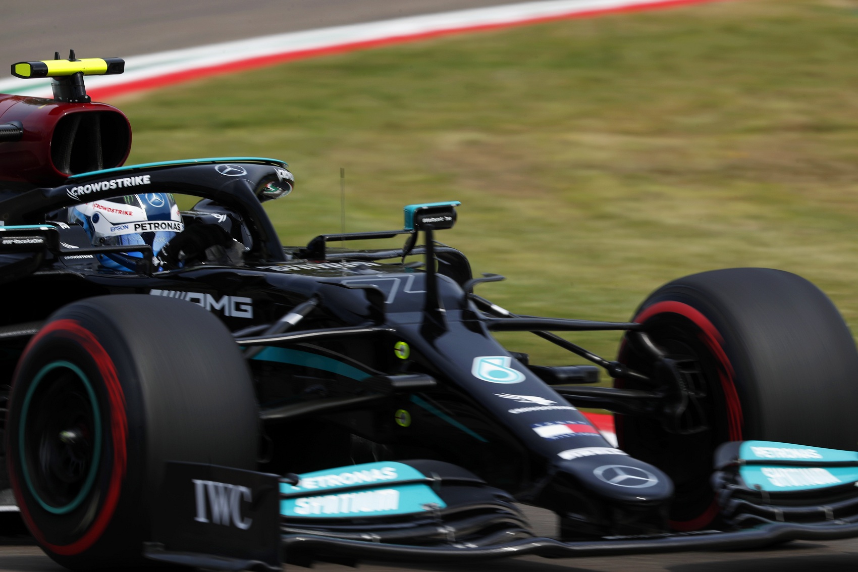 Bottas volt a leggyorsabb az első edzésen, Vettel rossz helyen állt meg