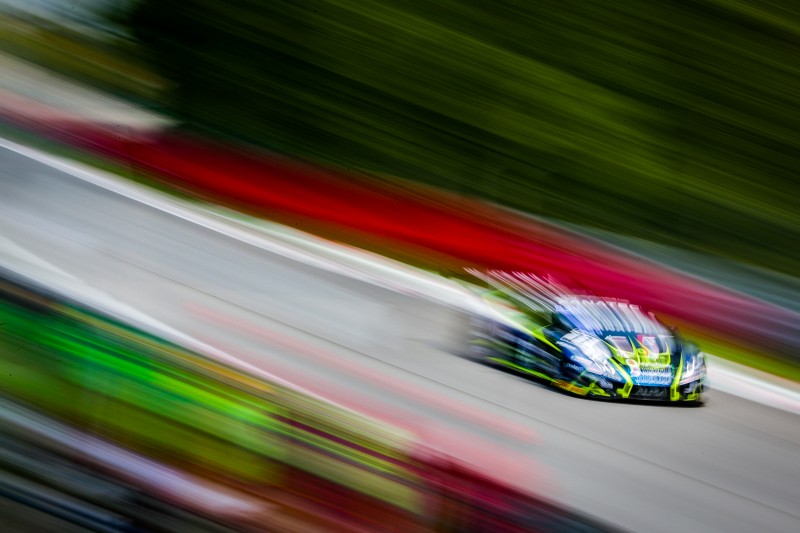 Egy indokolatlan Lamborghini a monzai GT versenyen – videóval