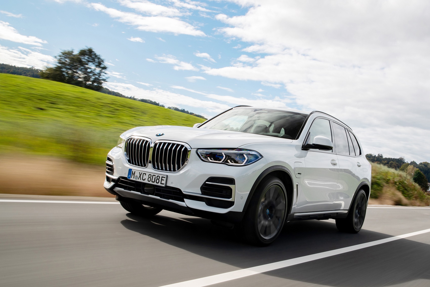 A BMW Group elsőként kínál fenntartható gumiabroncsokat, a plug-in hibrid BMW X5 alatt