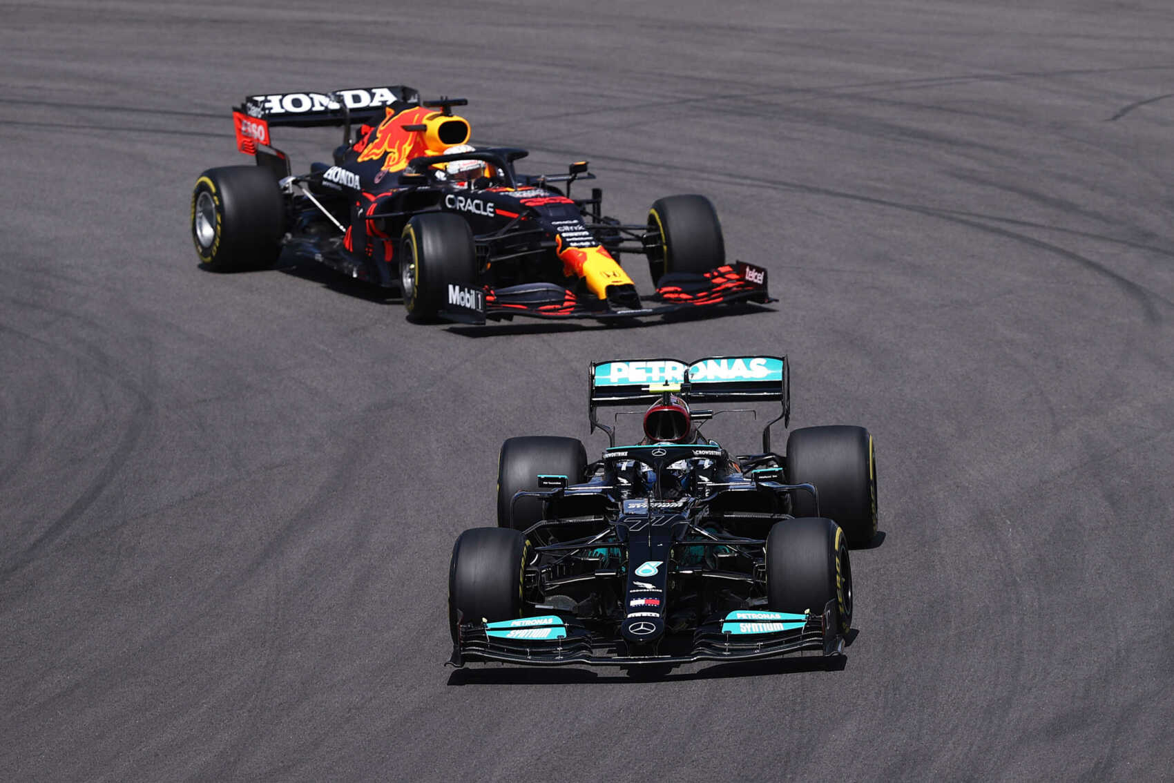 A Mercedes hátsó szárnya is ugyanúgy hajlik, mint a Red Bullé