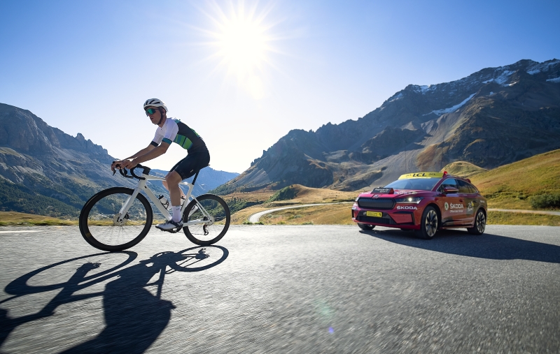 Villanyautó vezette fel a Magyar kerékpáros Körverseny mezőnyét