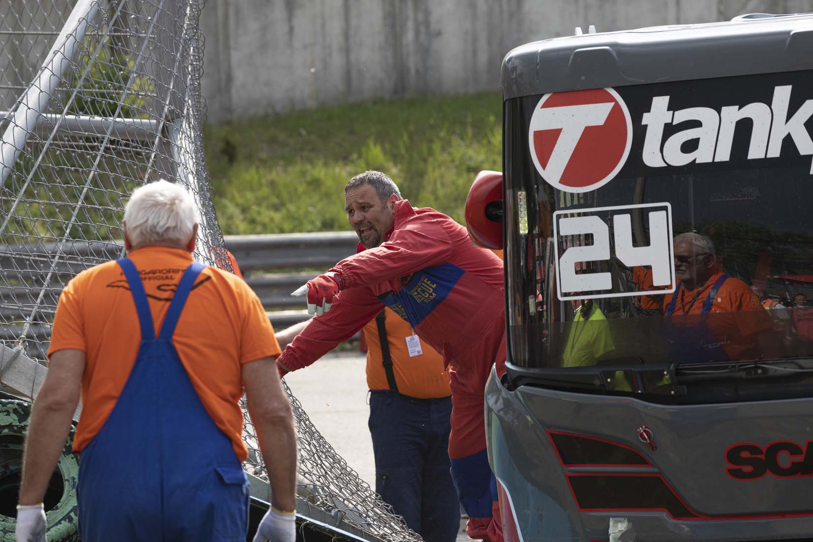 KÉPGALÉRIA: Jókora baleset miatt befejezetlen maradt a szombat