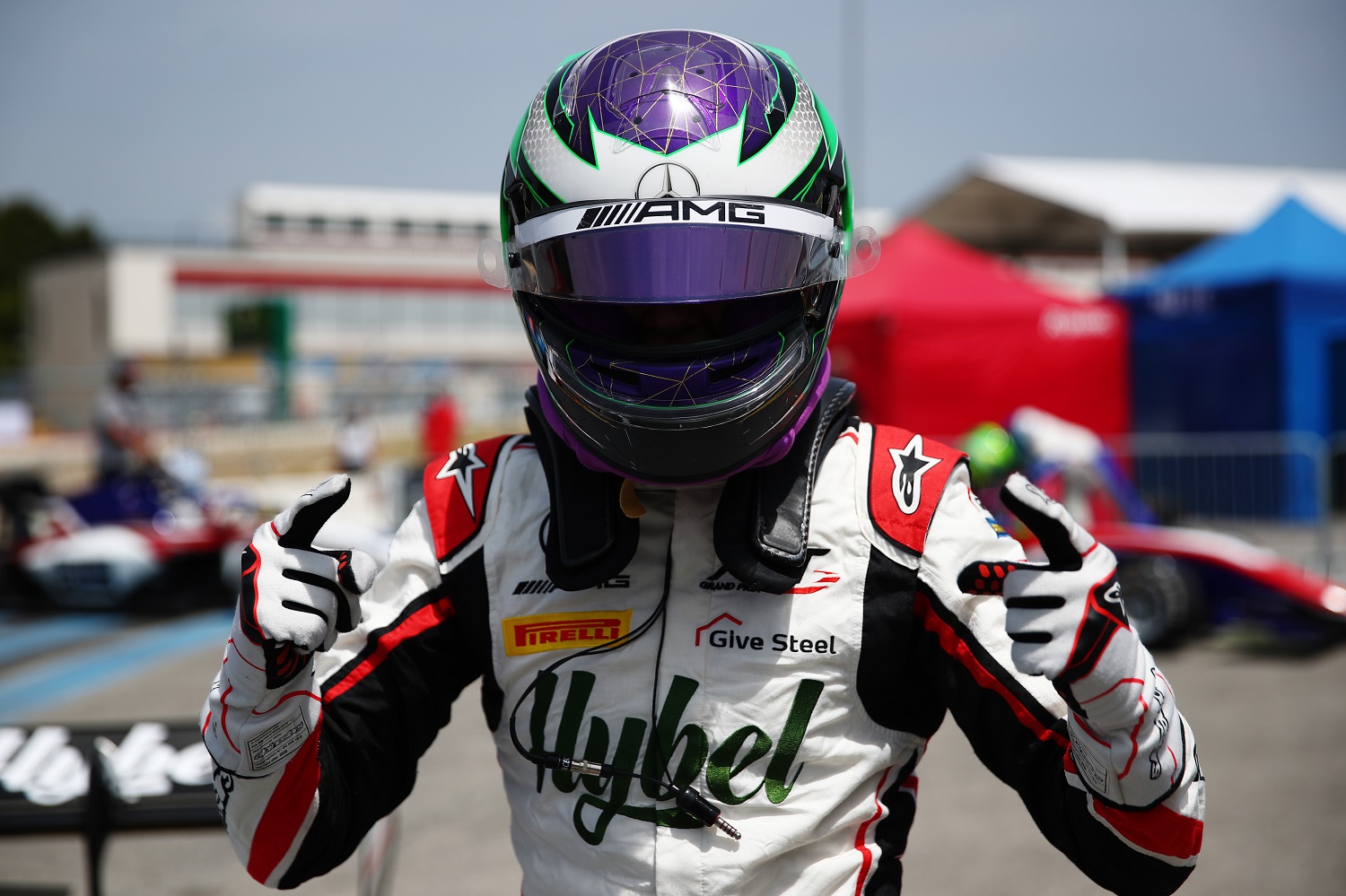 Vesti nyerte a főversenyt, Leclerc csúnyát hibázott