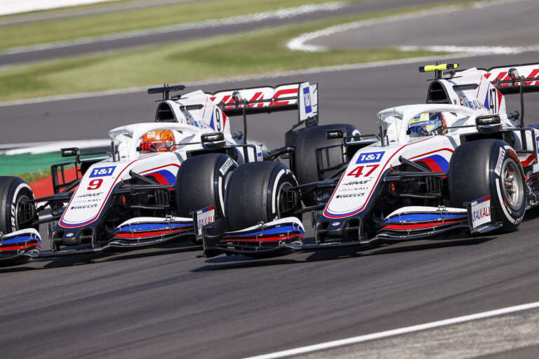Mick Schumacher, Haas VF-21, battles with Nikita Mazepin