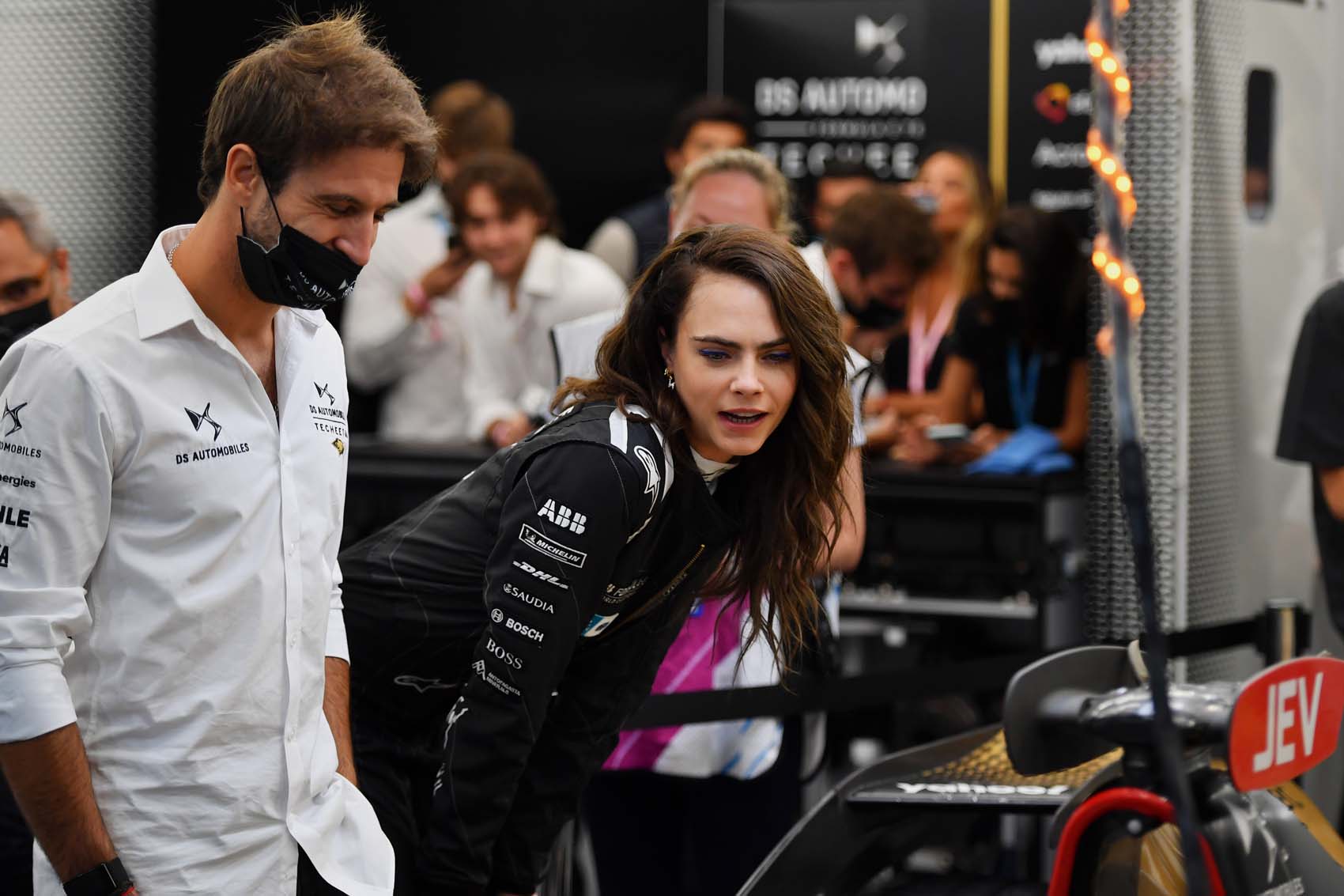 Erős nők a Pirelli 2023-as naptárjában: köztük Hamilton ismerősei