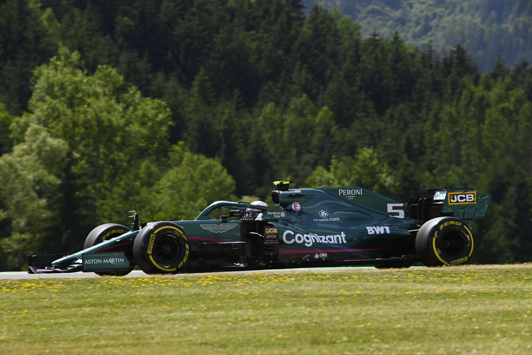 Az Aston Martin fontolóra veszi, hogyan lehetne feltűnőbb a megjelenése