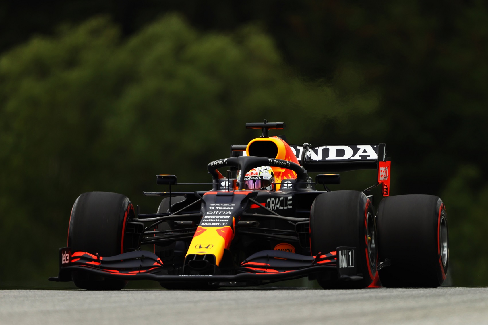 Verstappen és a két Ferrari kezdett a legjobban az első szabadedzésen