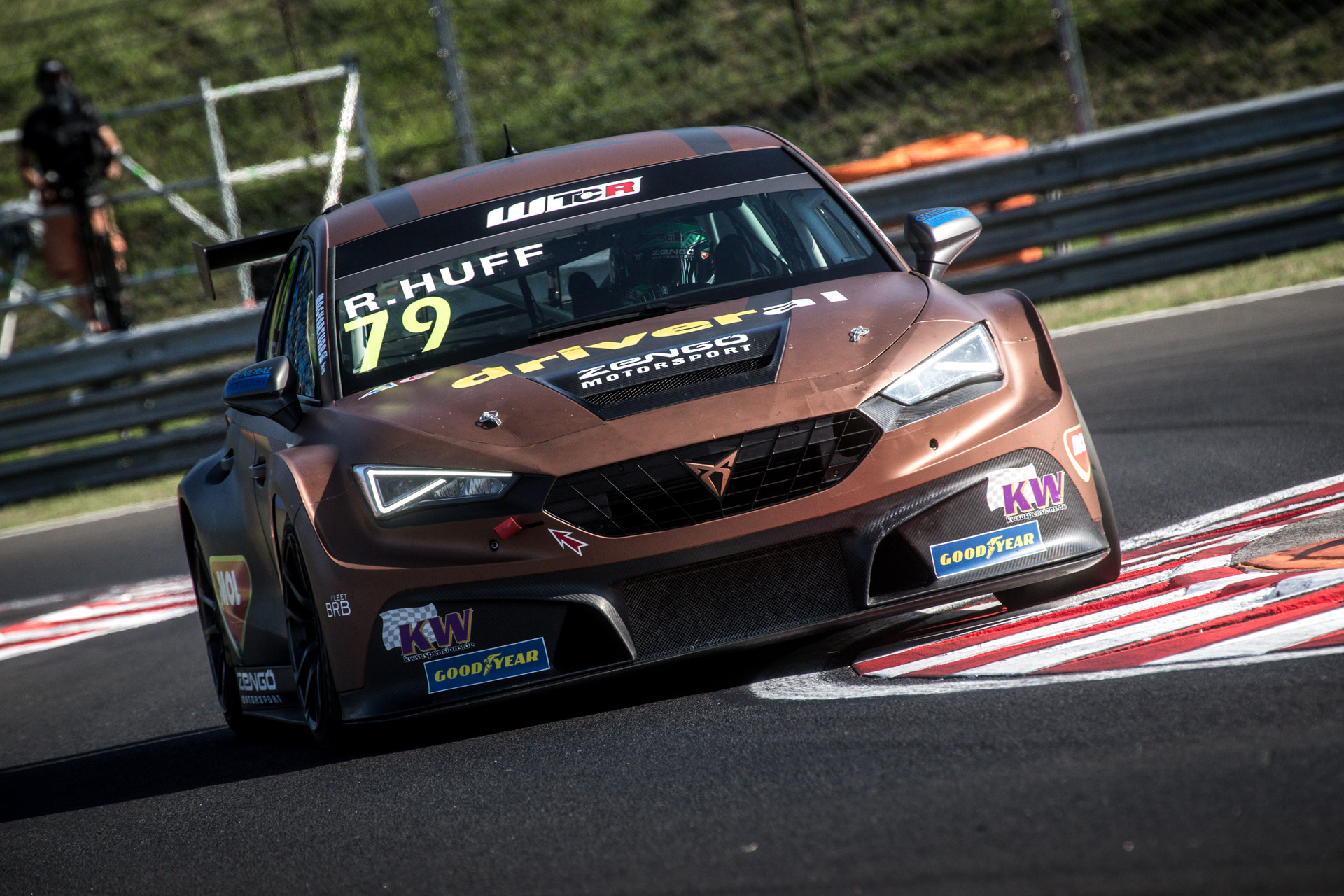 Huff nyert, Michelisz a nyolcadik lett a WTCR szezonzáró versenyén