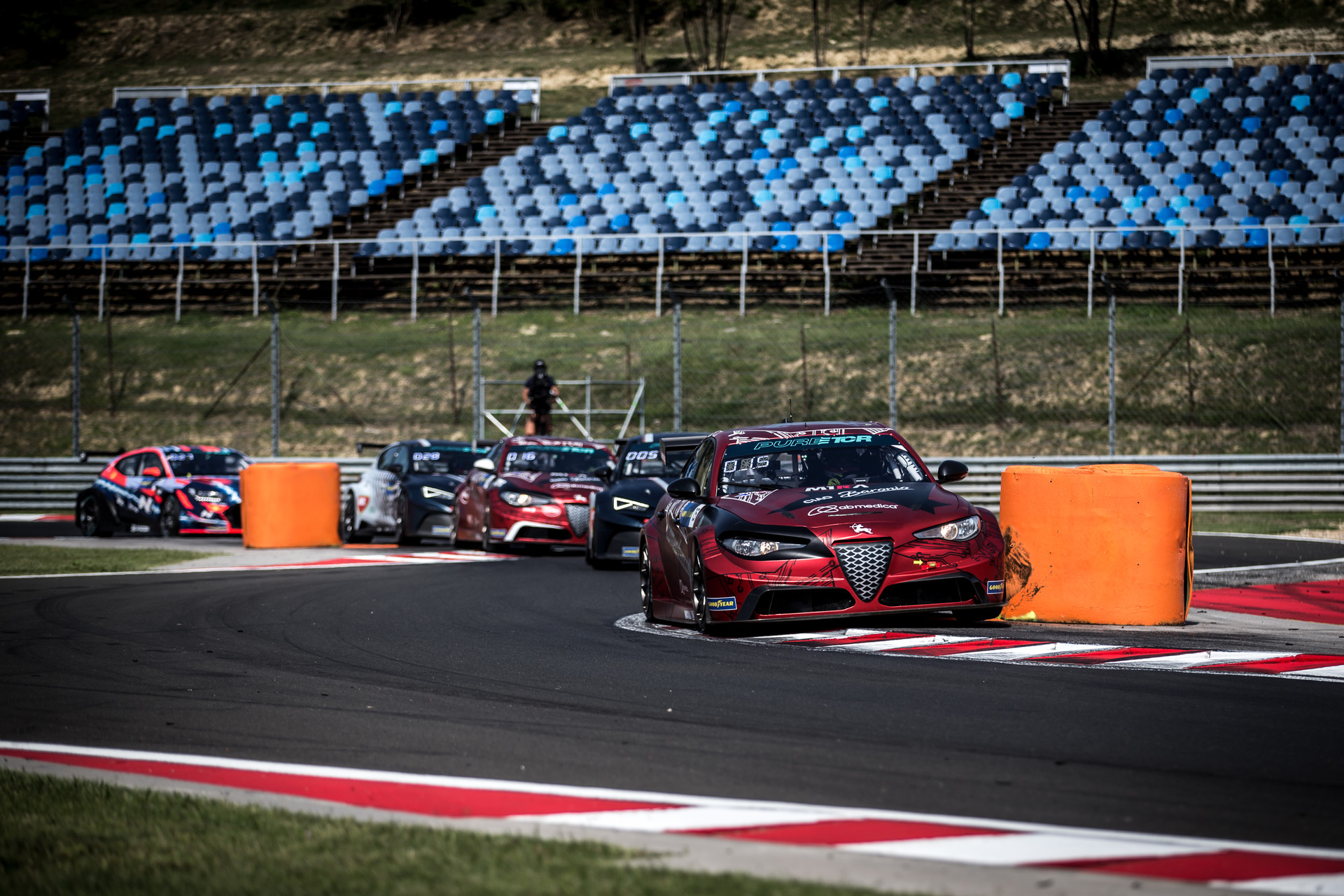 13 pilóta és a három tavalyi márka alkotja az ETCR mezőnyét