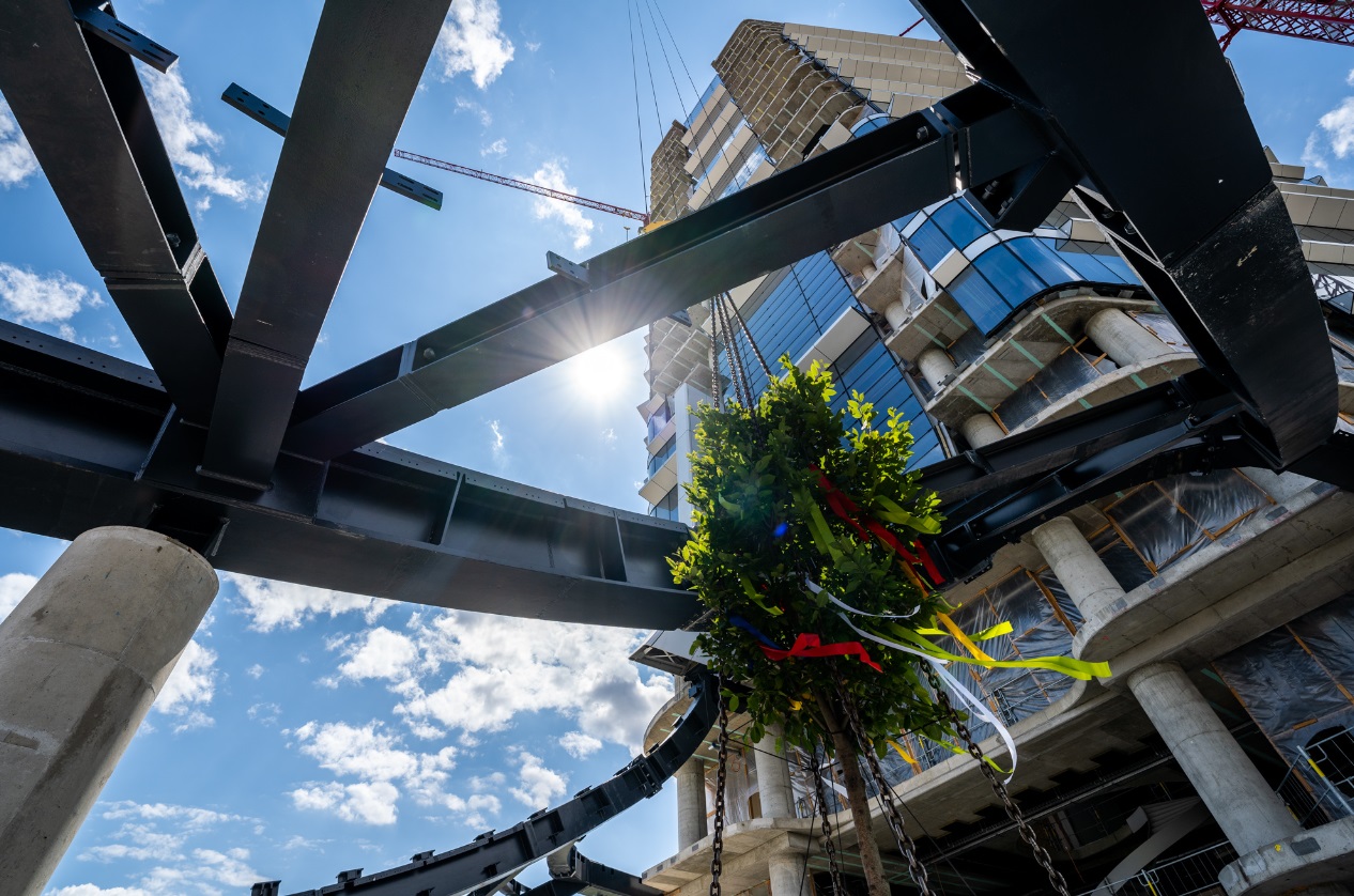 Példátlan szakmai teljesítmény Magyarországon:  elérte legmagasabb pontját a MOL Campus épülete