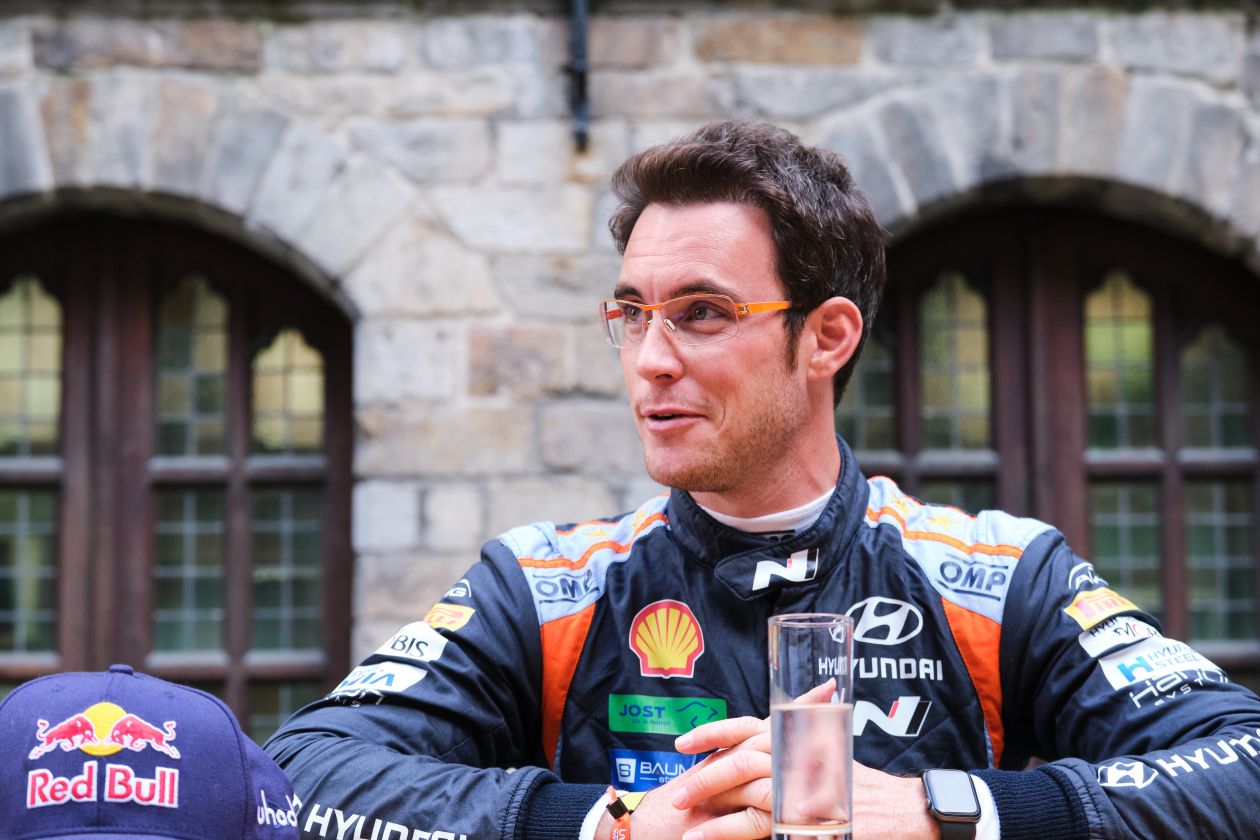Thierry Neuville otthon szerezte meg idei első győzelmét