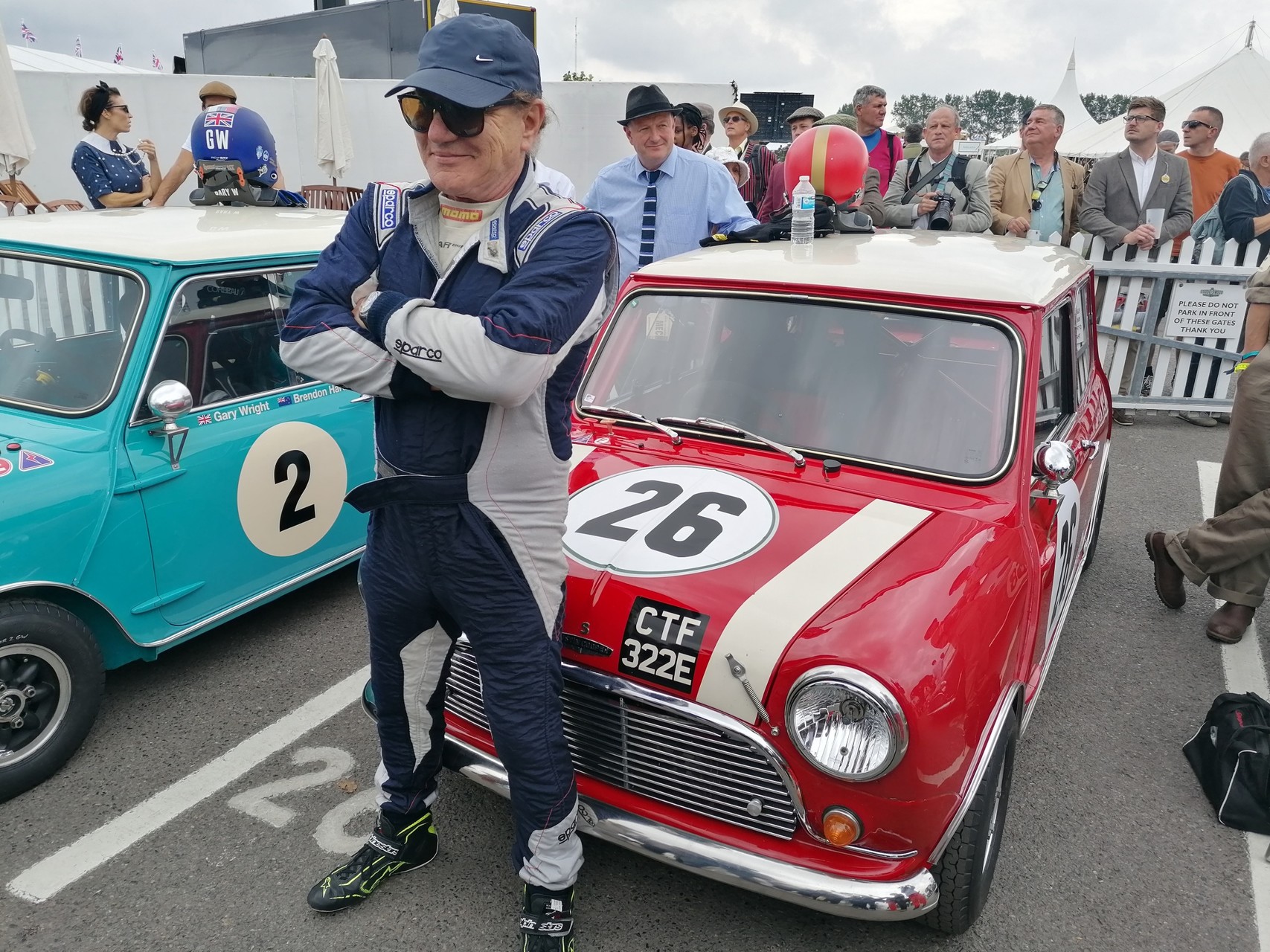 Az AC/DC énekese, Brian Johnson a goodwoodi Mini versenyzésről