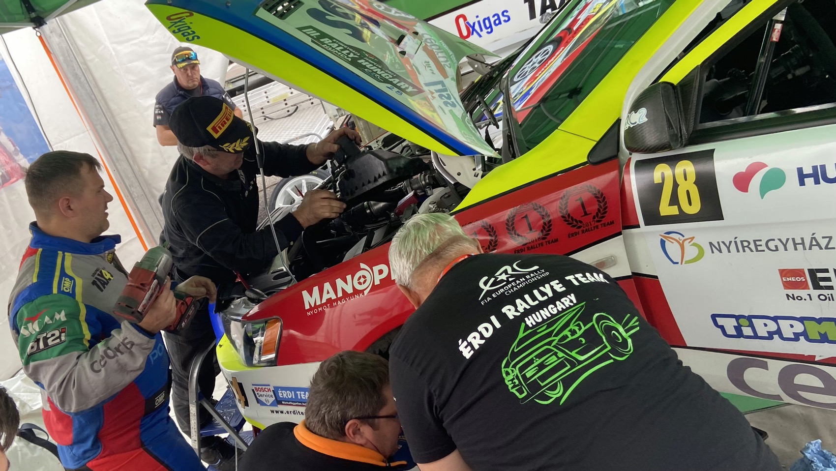  ifj. Érdi Tibor (balra) Érdi Tibor (háttal) is beszálltak a váltócserébe