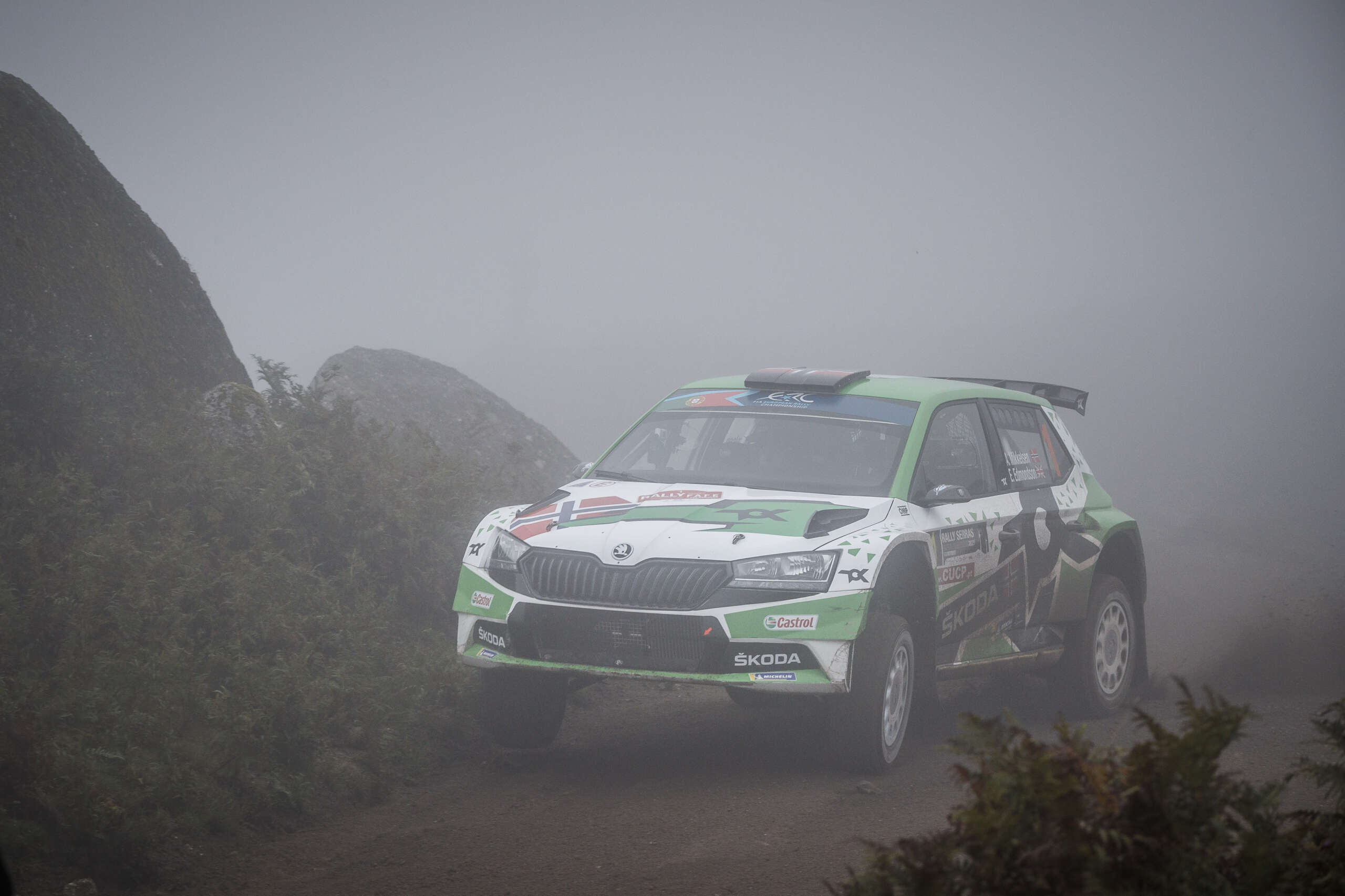 Mikkelsen vezet, Herczigék nagyot léptek előre a Fafe Rallyn
