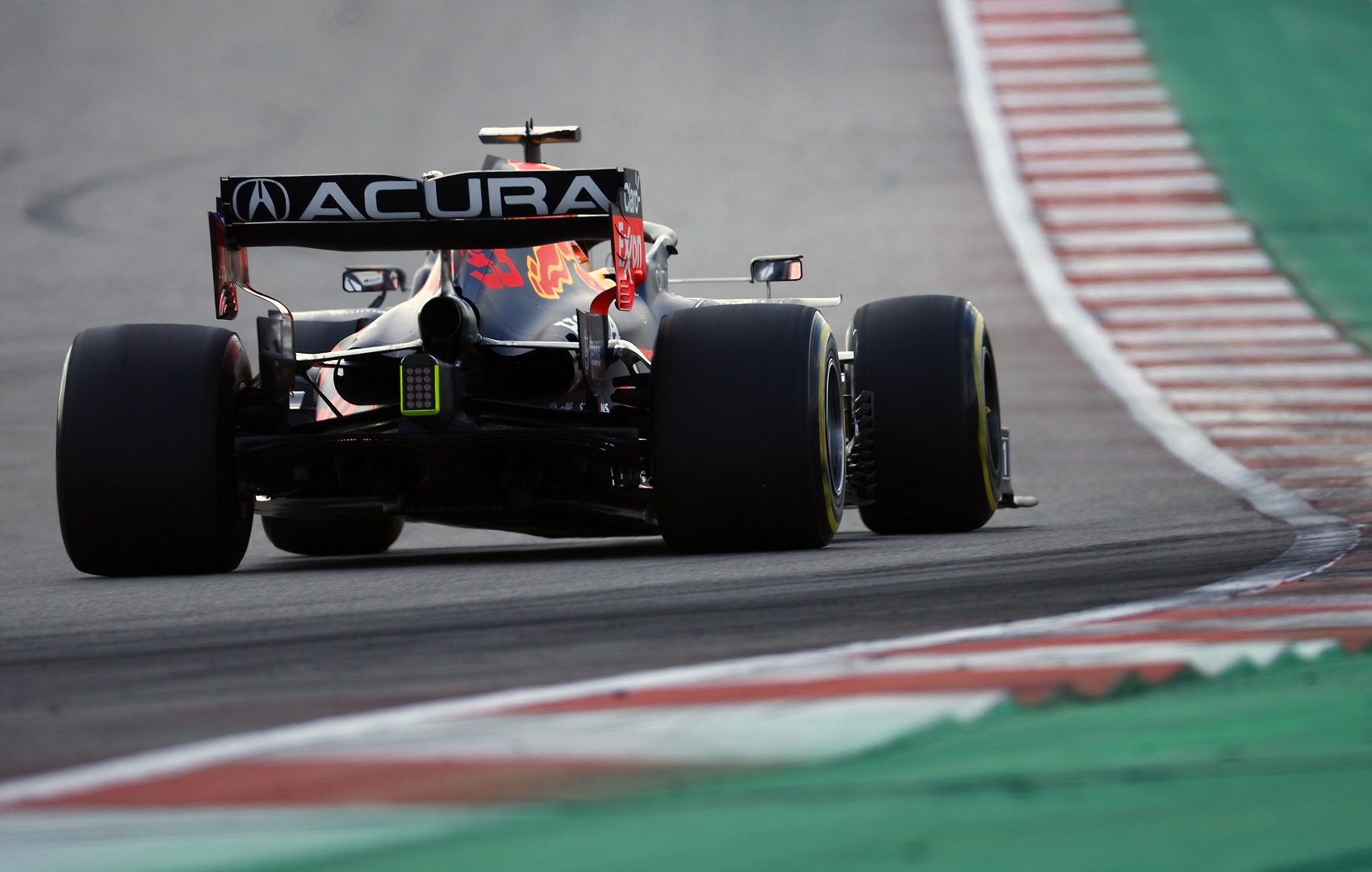 Engedélyt kapott a Red Bull: Módosíthatják mindkét autó hátsó szárnyát!