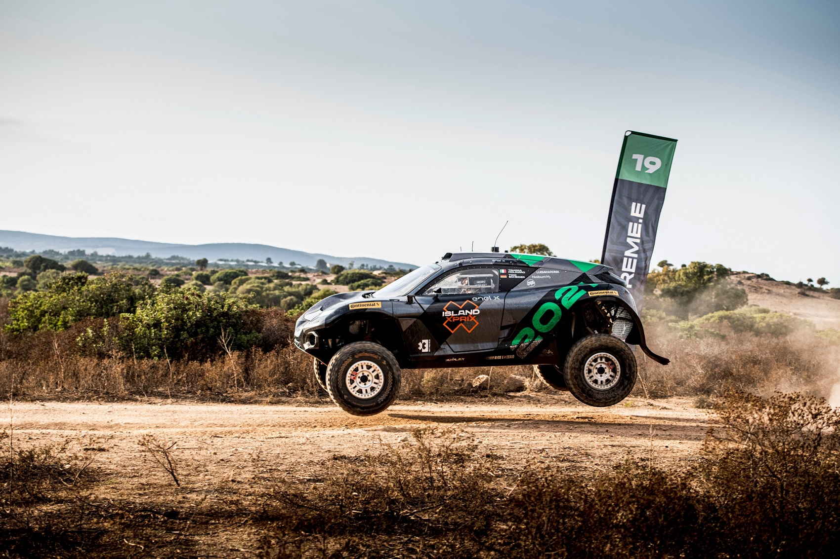 „Mr. Dakar” is kipróbálta az Extreme E autót szardíniai teszten!