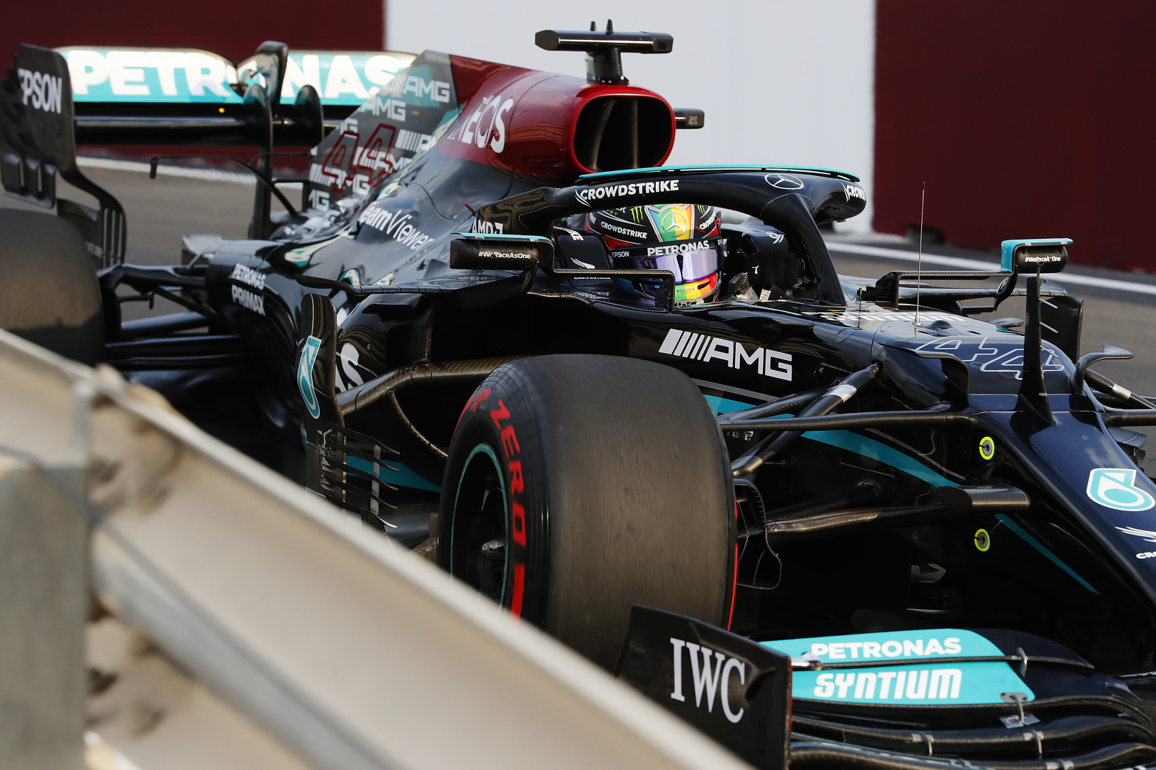 Hamilton szerezte meg az első katari pole-t, Gasly defektet kapott