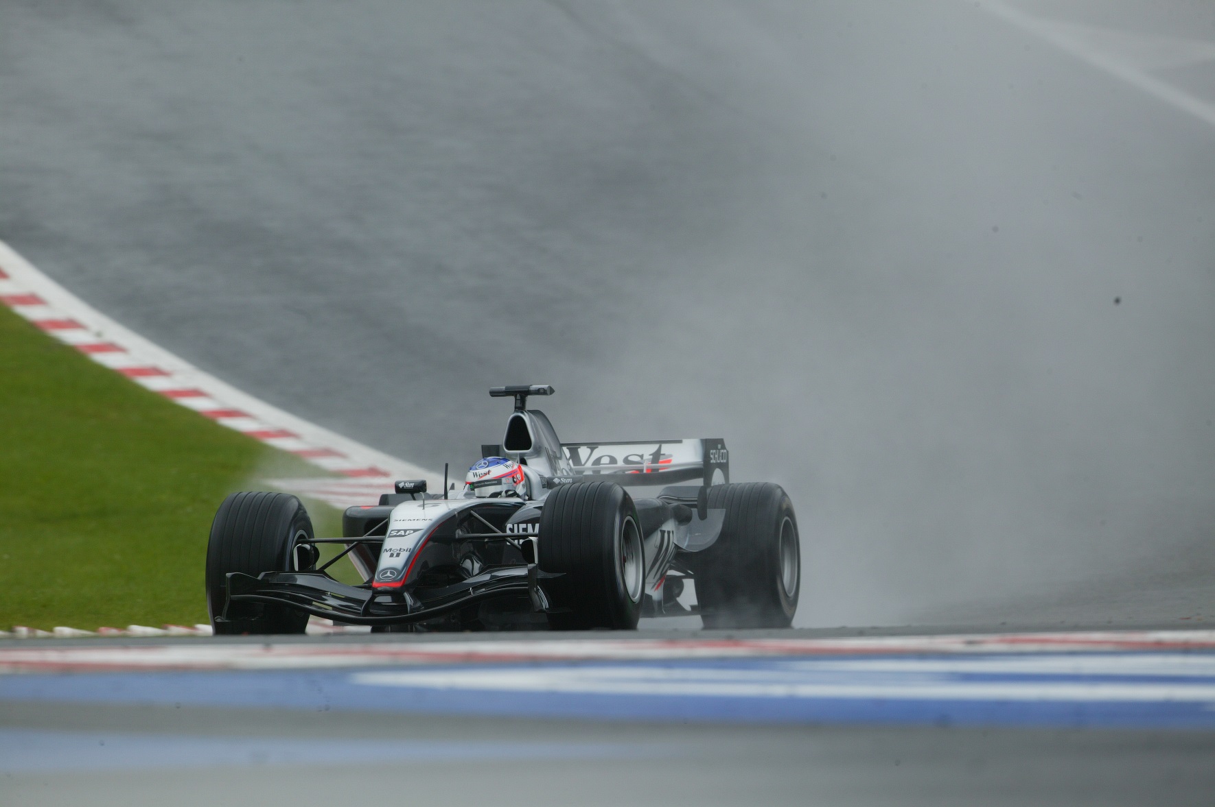 (Cigi)füstbement terv: Így tűntek el a látványos F1-es autófestések