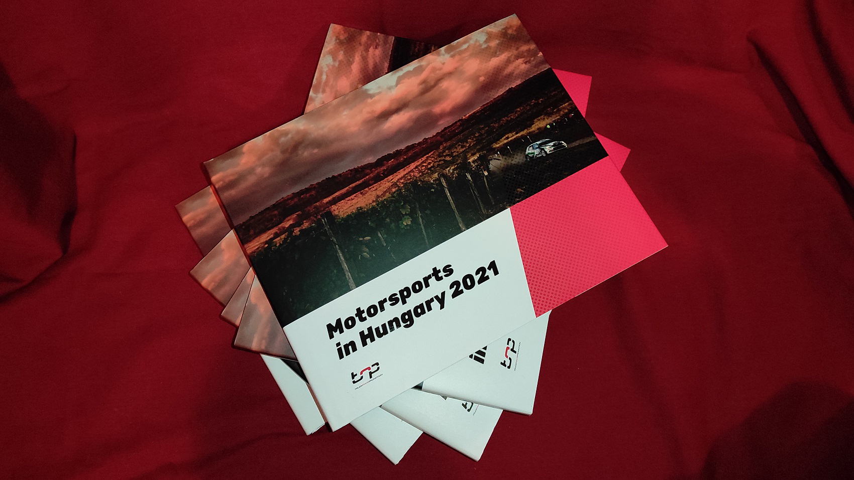 NYEREMÉNYJÁTÉK: Motorsports in Hungary 2021 könyvekért indul a játék