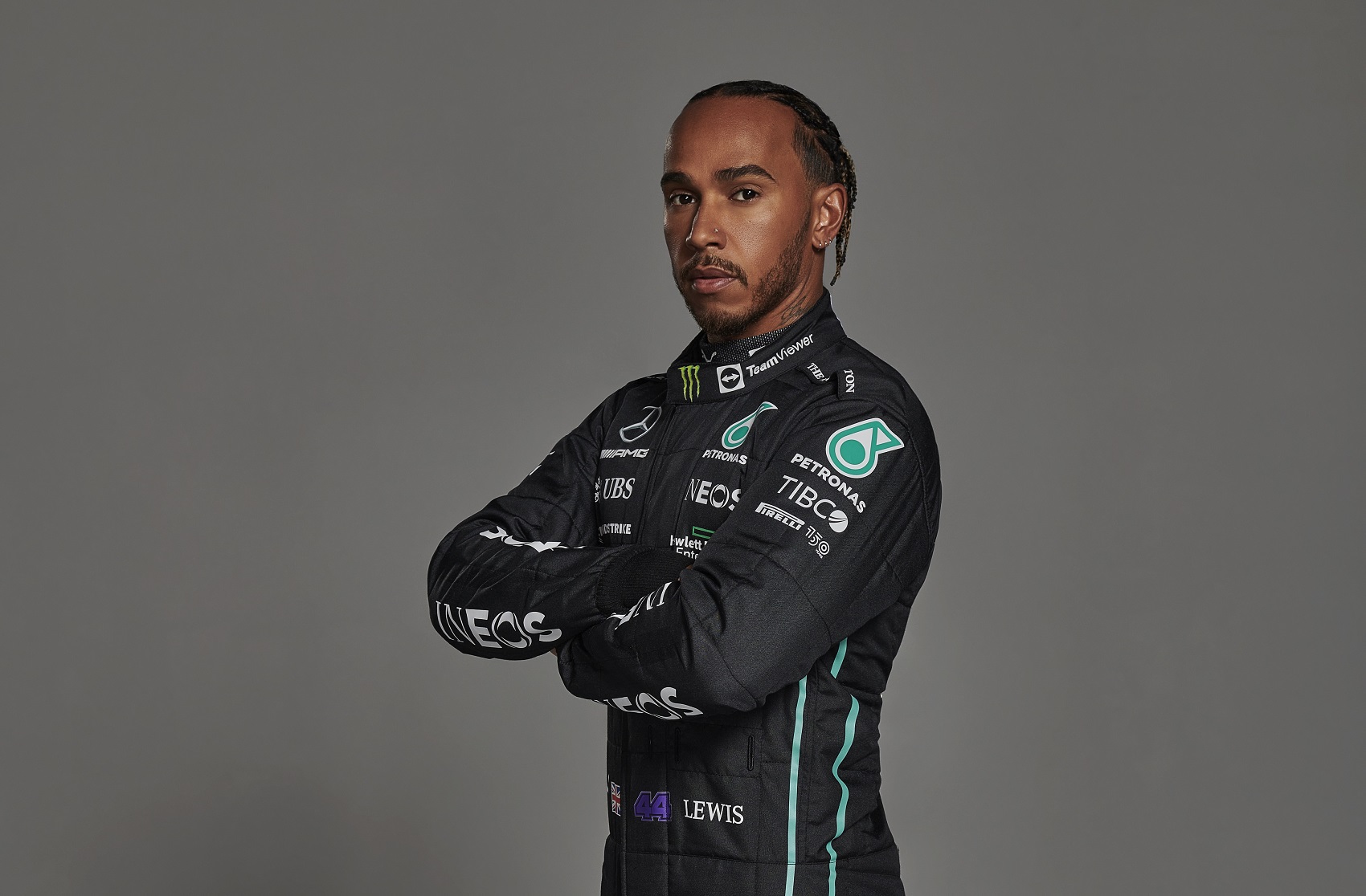 Hamilton: hatást kell gyakorolni a közösségi oldalak üzemeltetőire