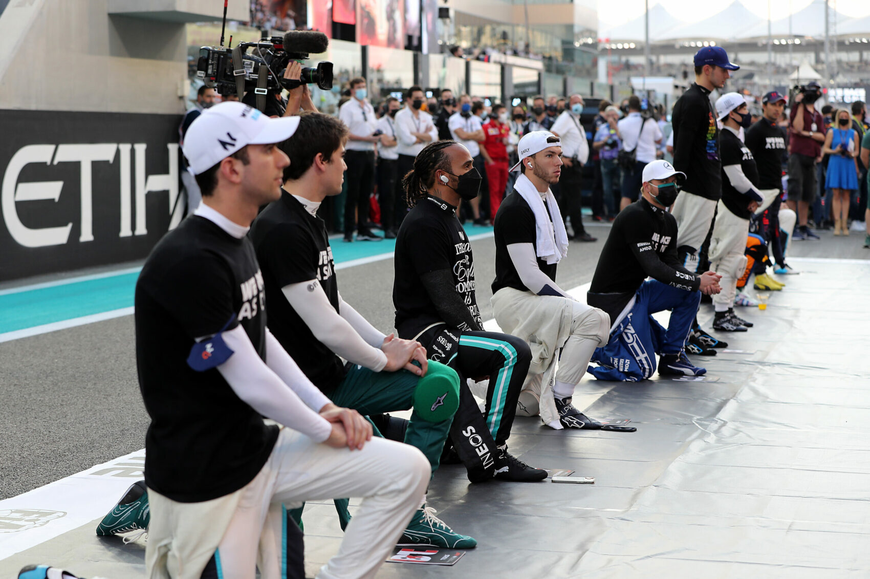 Idén már nem lesz térdelés az F1-es futamok előtt