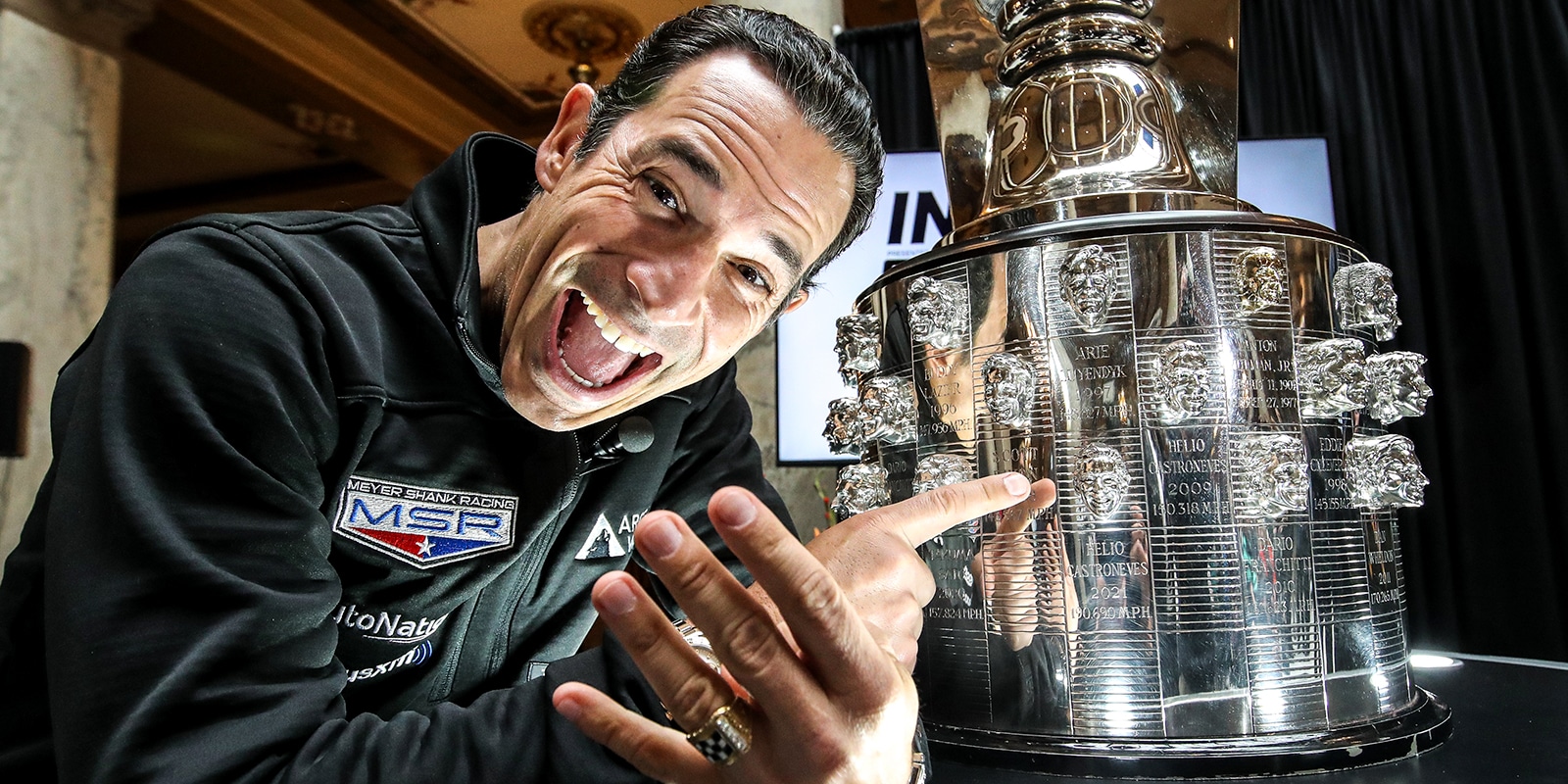 Hélio Castroneves a Borg-Warner kupával