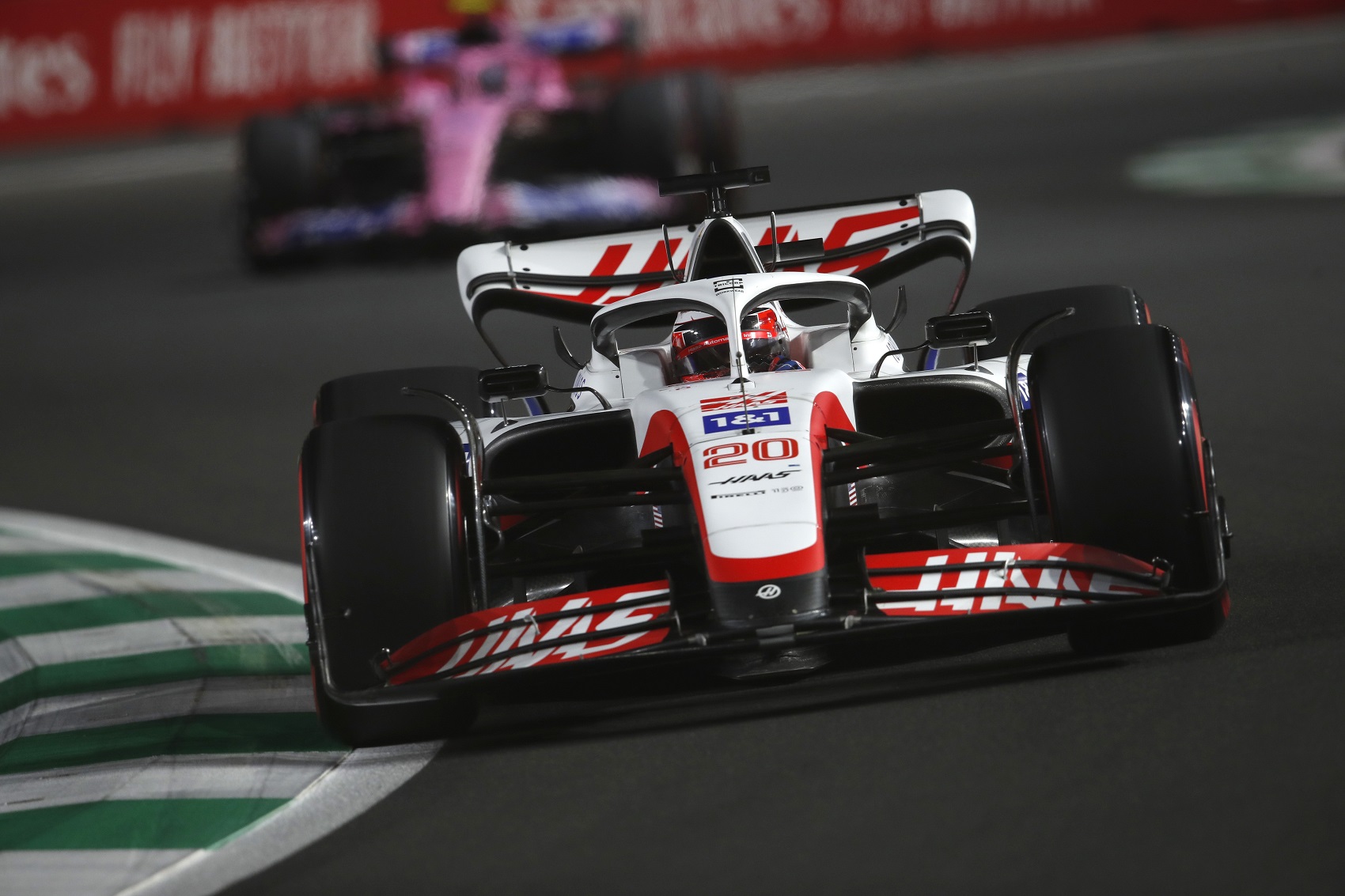 Az autó bírta volna tovább, Magnussen nyaka azonban nem