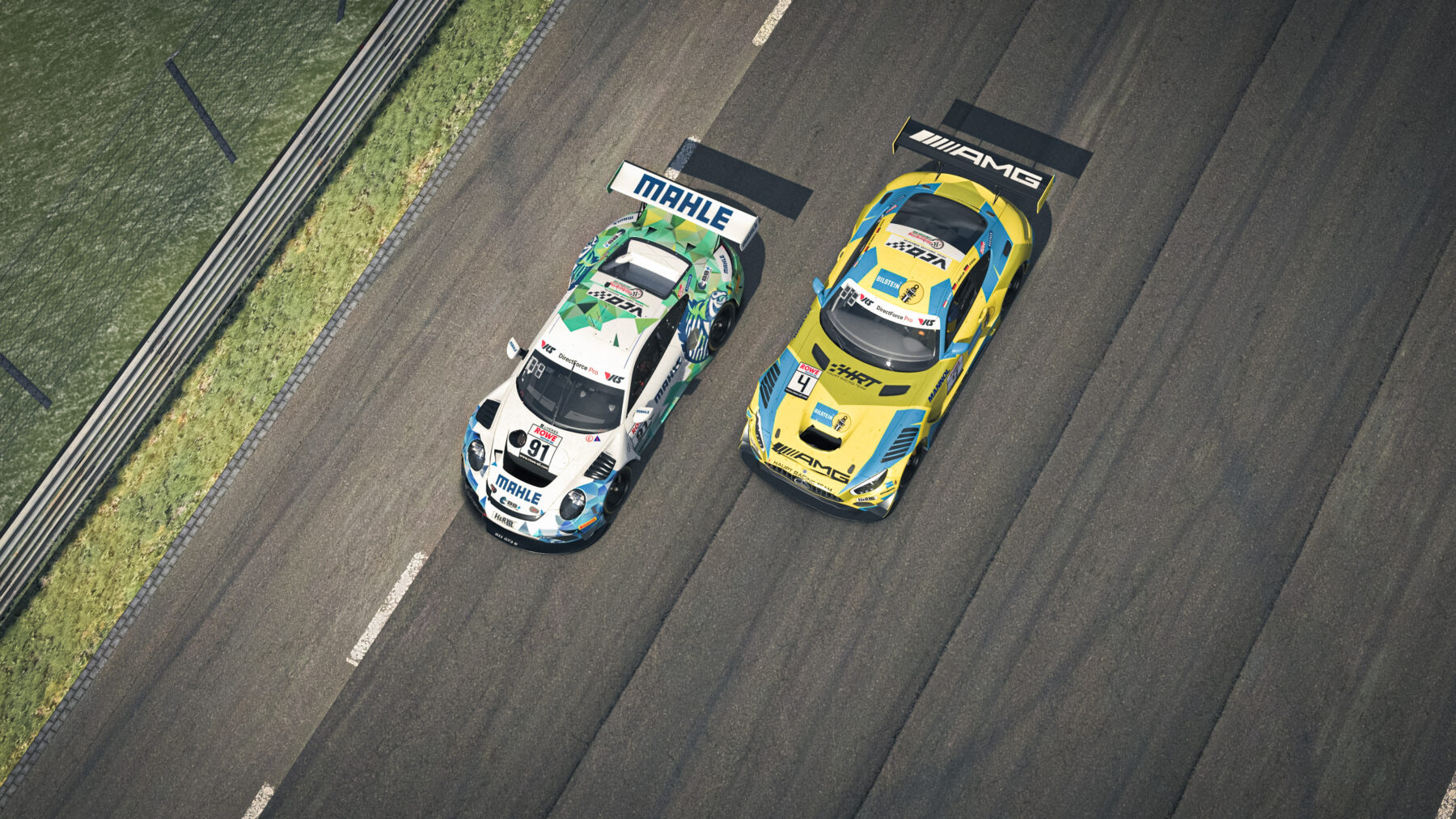 Belül a sárga Mercedesben Danny Giusa kívül pedig Phil Denes a fehér Porschéban