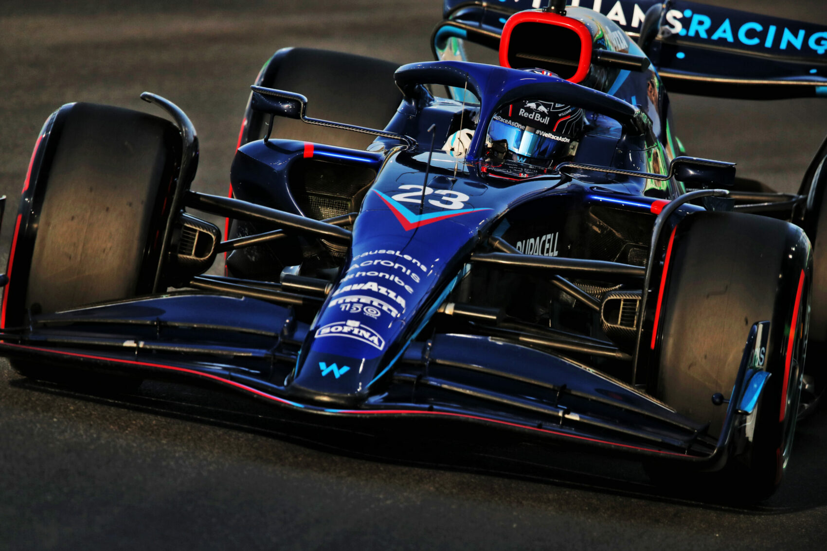 Albon egy három rajthelyes büntetést kapott Melbourne-re