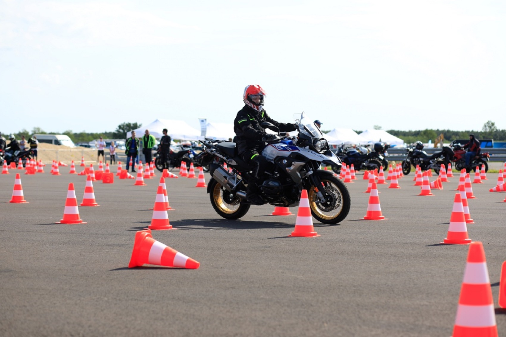 A HUMDA motorosnak szervez ingyenes vezetéstechnikai tréninget Pécsett