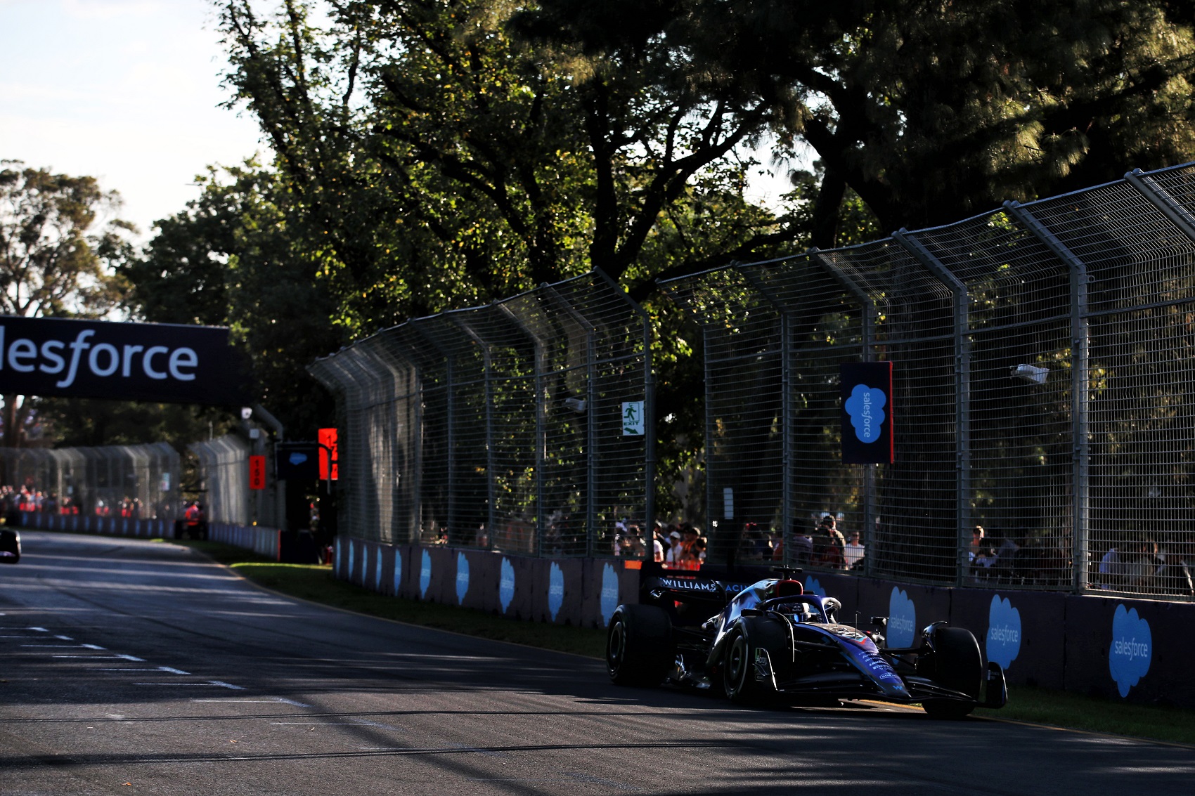 A nézők már a boxutcában voltak, mikor Albon kereket cserélt