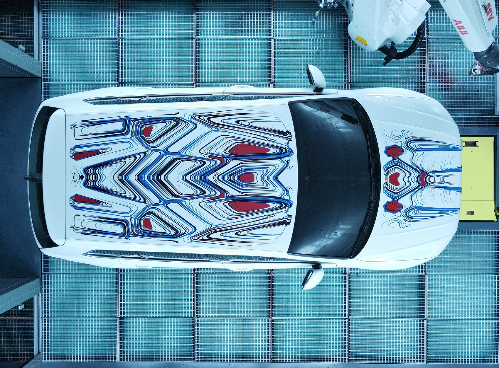 Az ABB Robotics bemutatja a világ első, robotfestésű, műalkotásnak minősülő “art car” autóját