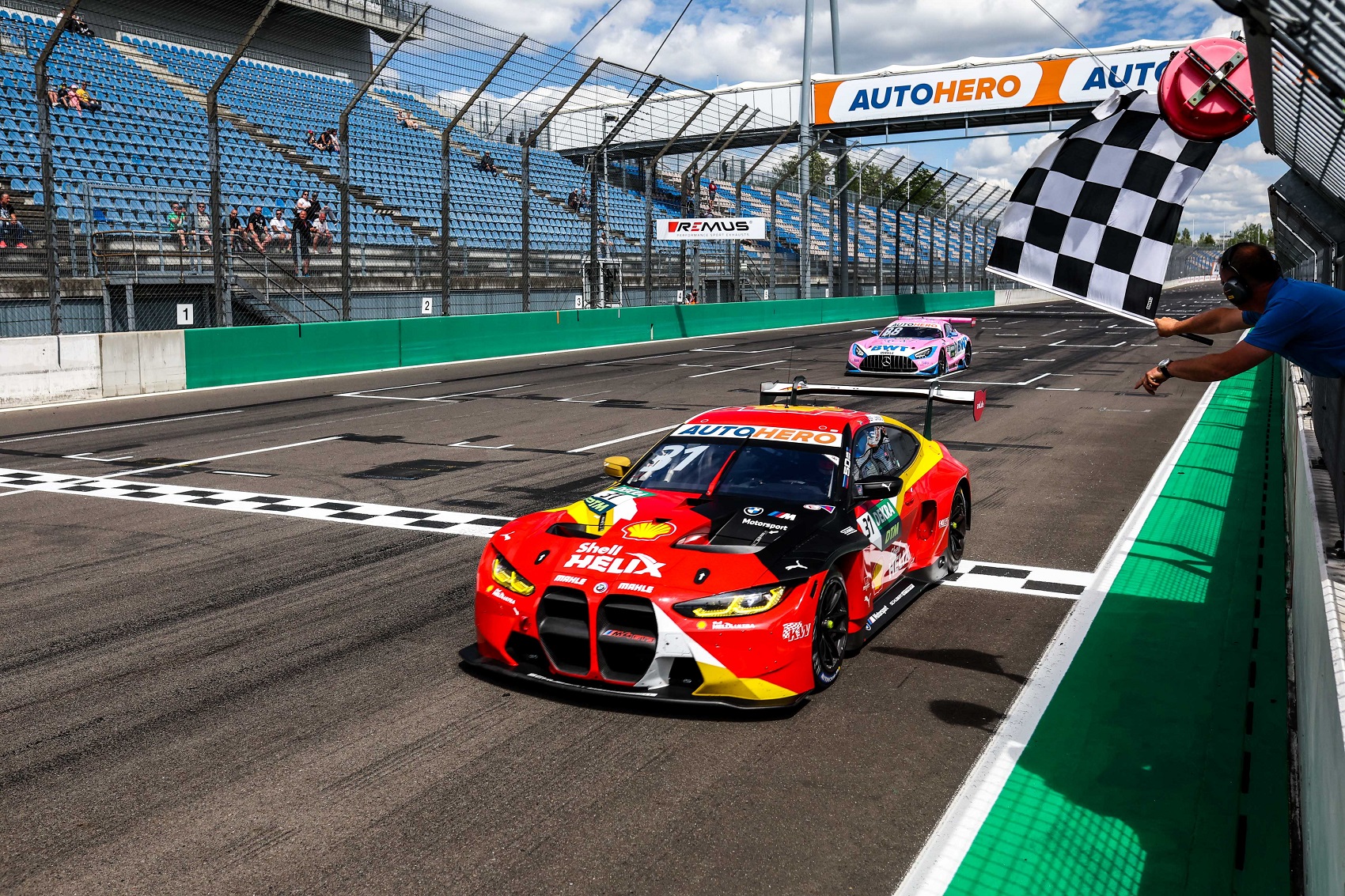 Sheldon van der Linde (Schubert BMW), DTM, Maro Engel (GruppeM Mercedes), racingline.hu