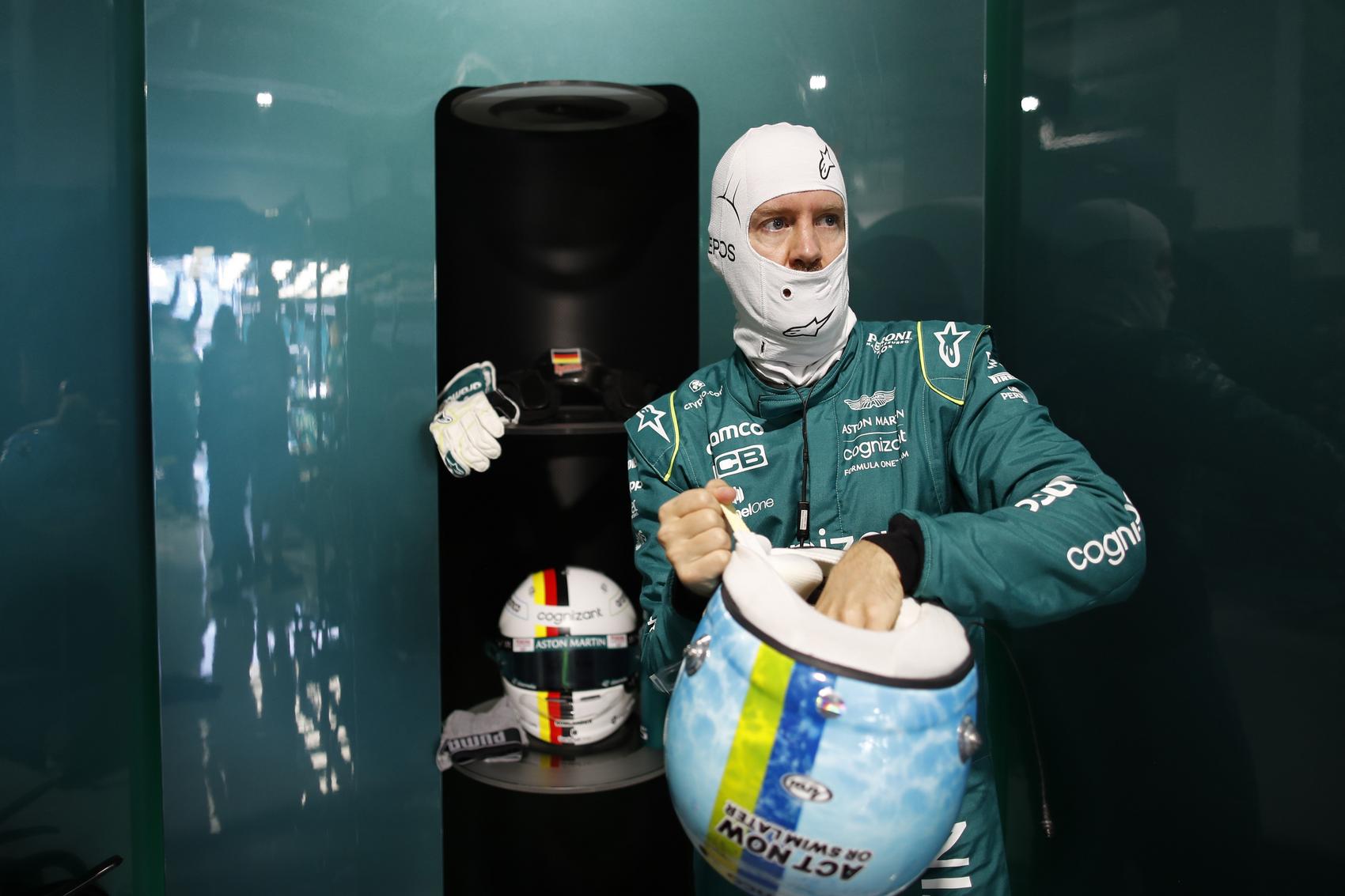 Ezt Superman is megirigyelné: Vettel kívülre vette fel az alsónadrágját