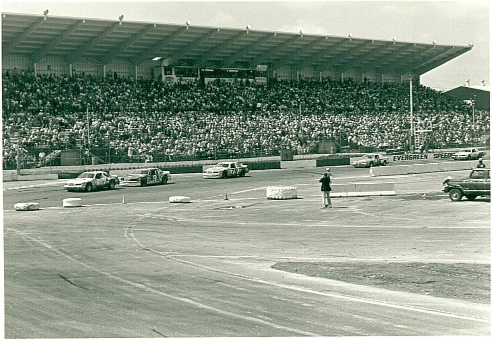 Hershel McGriff (04-es autó) a kép elkészültének pillanatában már 36 éve versenyzett