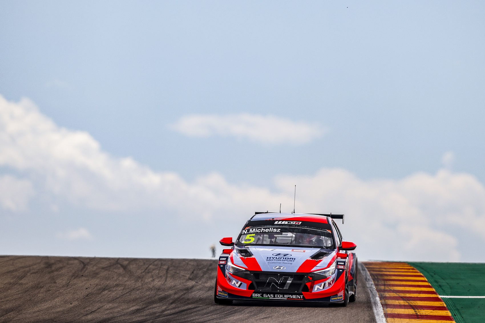 Michelisz és Nagy is vezette a futamot, de végül egyikük sem nyert